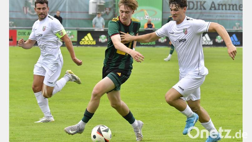 Noah Pirner (Mitte, Szene aus einem früheren Spiel) half der DJK Ammerthal durch seinen Anschlusstreffer im Toto-Pokal gegen Feucht in die nächste Runde. Archivbild: Hubert Ziegler
