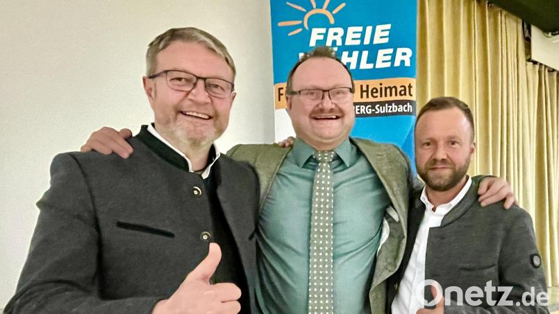 Bei seinem kämpferischen Auftritt zum Politischen Aschermittwoch hatte Uwe König (Bildmitte) die volle Unterstützung des Generalsekretärs der Freien Wähler Hans Martin Grötsch (links) und von Landtagsabgeordnetem Bernhard Heinisch (rechts). Bild: Gerhard Krones
