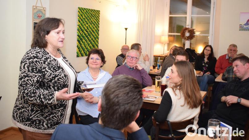 Mit einer sehr engagierten und mit viel Humor gewürzten Rede unterstützte SPD-Landratskandidatin Marianne Schieder (stehend) die Nabburger Stadtratskandidaten ihrer Partei beim Politischen Aschermittwoch. Bild: bnr