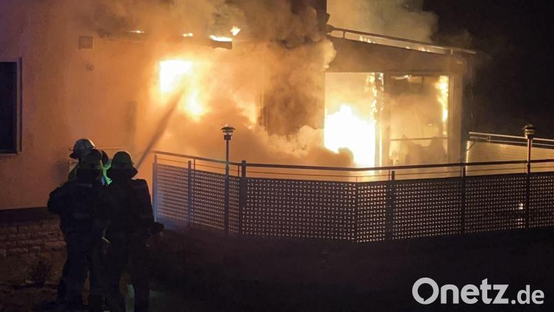 Als die Feuerwehr anrückt, schlagen die Flammen bereits aus den Fenstern und dem Wintergarten. Die Einsatzkräfte konnten durch schnelles Handeln ein vollständiges Niederbrennen und ein Übergreifen auf Nachbargebäude verhindern. Bild: Polizeiinspektion Sulzbach-Rosenberg