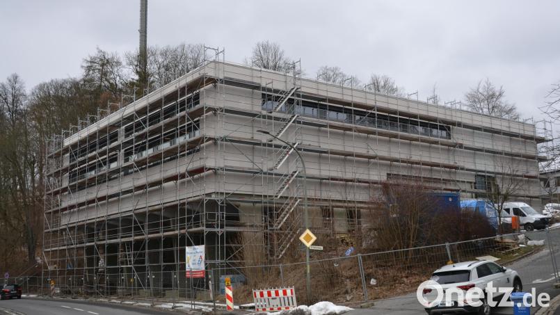 Die Baustelle für die Zweifachturnhalle der Johann-Andreas-Schmeller-Mittelschule an der viel befahrenen Mühlbühlstraße gehört seit fast drei Jahren zum Tirschenreuther Stadtbild. Im Frühjahr sollen die Arbeiten abgeschlossen werden, der genaue Zeitpunkt steht noch nicht fest. Bild: Thorsten Schreiber