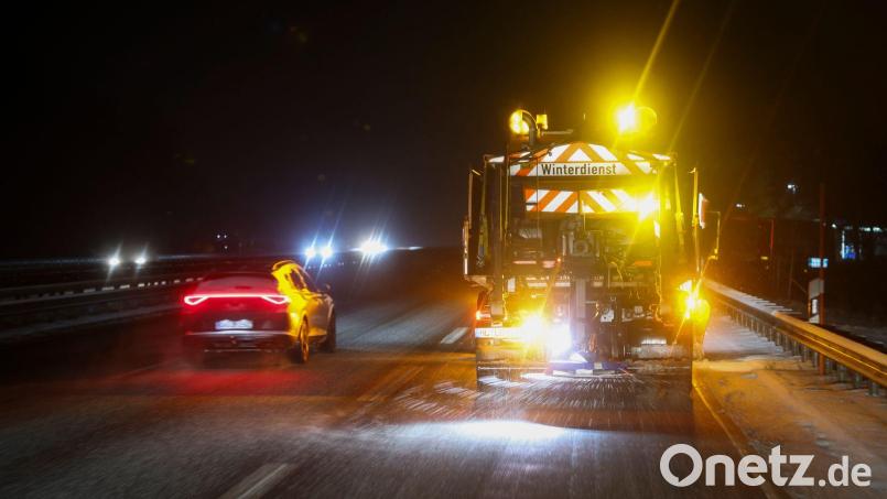 Es könne erhebliche Einschränkungen im Berufsverkehr geben, schrieb der Wetterdienst. Bild: Christian Charisius/dpa