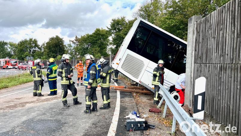 Das schwere Busunglück im August 2025, bei dem insgesamt 28 Menschen verletzt wurden, machte bundesweit Schlagzeilen. Nun erhob die Staatsanwaltschaft Anklage gegen den Busfahrer. Archivbild: Gabi Schönberger