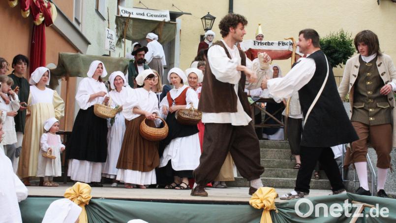 Wie bei früheren Aufführungen so verlangt auch das Marktgeschehen der Neuinszenierung die Mitwirkung zahlreicher weiblicher und männlicher Komparsen. Archivbild: lg