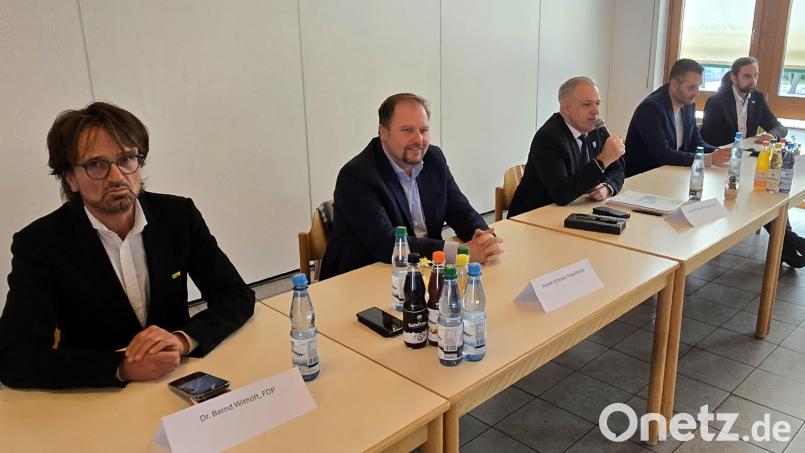Die Teilnehmer der Podiumsdiskussion (von links): Dr. Bernd Withöft (FDP), Hubert Schicker (Freie Wähler), Landrat Roland Grillmeier (CSU), Muhammet Dal (SPD) und Josef Schmidt (Bündnis 90/Die Grünen). Bild: lnz