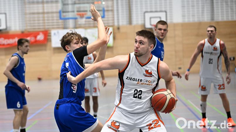 Adam Hellmich schüttelt hier seinen Verteidiger problemlos ab. Auch am Samstag gegen defensivstarke Würzburger sind wohl "Basketball-Arbeiter" wie er bei der DJK Neustadt gefragt. Der Center laboriert jedoch aktuell an einer Fußverletzung. Hinter seinem Einsatz steht ein Fragezeichen. Bild: Tobias Schwarzmeier