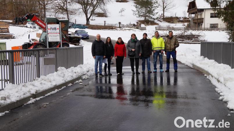 Franz und Franziska Wilhelm, Kerstin Posel, Anita Forster, Richard Mühlbauer, Volker Schneeberger von der Verwaltungsgemeinschaft und Rainer Scheitinger (von links) freuen sich über die offizielle Eröffnung der Silbermühlbrücke. Bild: wel