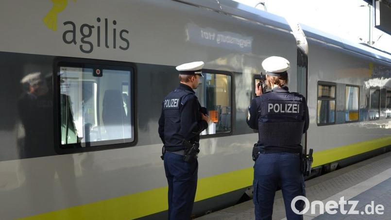 Ein 25-Jähriger hatte während einer Zugfahrt vor einer ihm gegenübersitzenden Frau sexuelle Handlungen an sich vorgenommen. Symbolbild: Bundespolizei