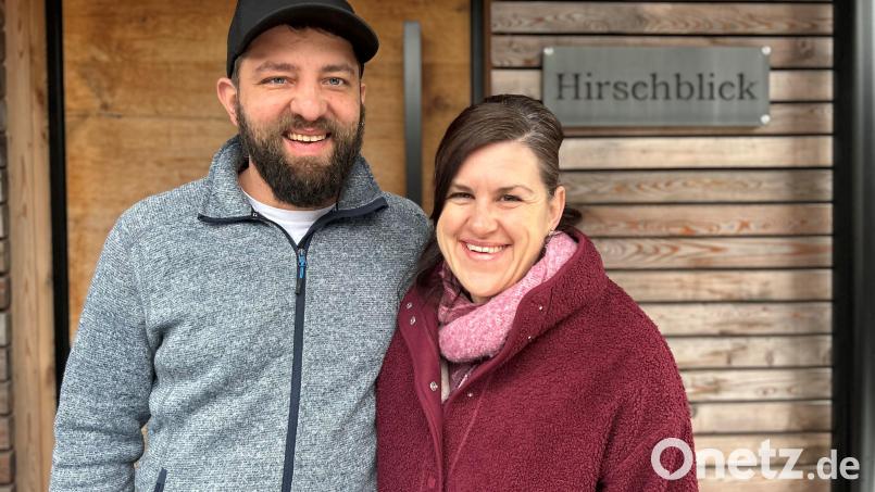 Johannes und Christine Maurer freuen sich über die Bestätigung ihrer fünf Sterne für ihre beiden Modul-Ferienhäuser "Hirschblick" und "Schlossblick" in Neuenhammer bei Georgenberg. Bild: ck