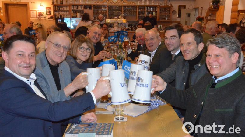 Ein Prosit auf den politischen Aschermittwoch der CSU im Postkellersaal. Bild: Kunz