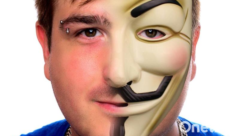 Gregor Biswanger mit einer "halben" Guy-Fawkes-Maske. Mit diesem Bild präsentiert Biswanger sein Format auf der Streaming-Plattform Twitch "my-coding-zone.de". Im März kommt der KI-Experte nach Weiden. Bild: Ano/Biswanger