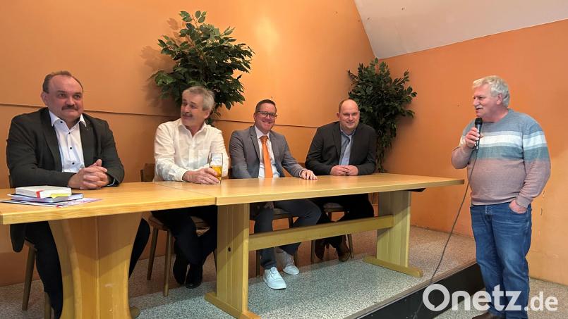 Beim Politischen Aschermittwoch in Eslarn stellen sich die vier Bürgermeisterkandidaten den Fragen von Moderator und Wirt Jürgen Schmidt (rechts) und den Gästen. Von links: Georg Zierer (SPD), Werner Schmid (AfD), Bernd Reil (Freie Wähler) und Thomas Kleber (CSU). Bild: ck