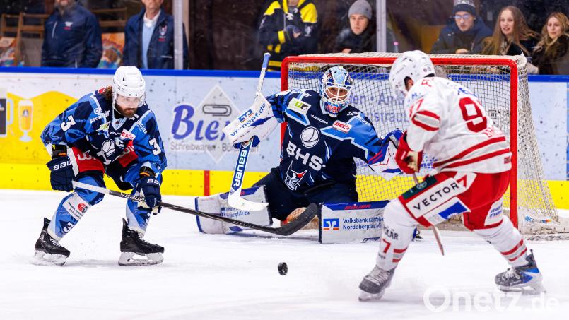 Mit vereinten Kräften: Tommy Muck (links) und Michael McNiven versuchen einen Regensburger beim letzten Oberpfalz-Derby zu verteidigen. Am Freitag treffen die beiden Teams beim DEL2-Debüt von Alan Letang zum letzten Mal in dieser Saison aufeinander. Archivbild: Werner Moller