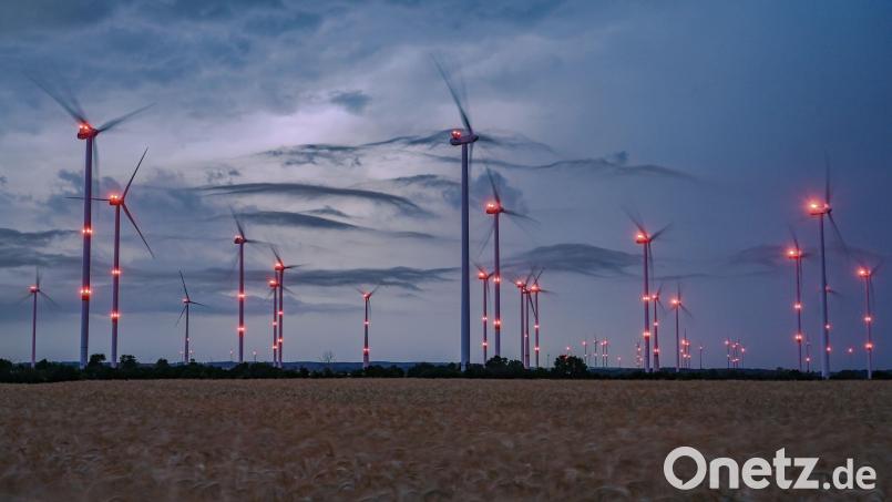 Auch aus Windrädern wird Müll. Wegen illegaler Entsorgung sind seit längerem deutsche und tschechische Behörden aktiv. Symbolbild: Patrick Pleul/dpa