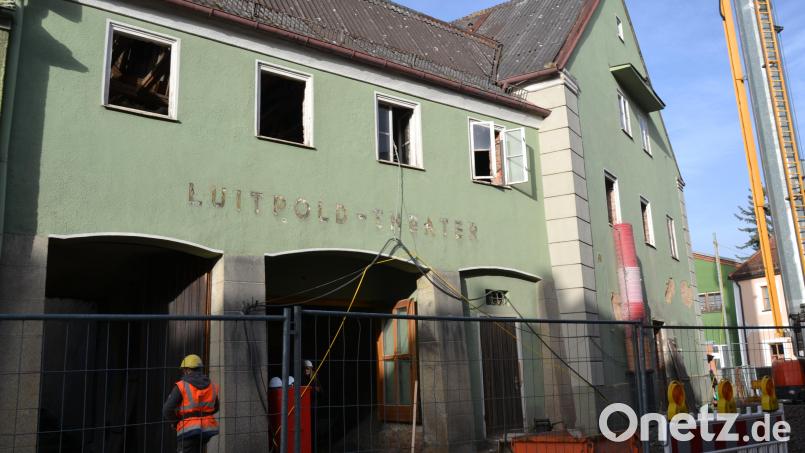 Das einstige Luitpold-Theater an der Kreuzung Dammstraße, Regensburger Straße und Luitpoldplatz ist seit einem halben Jahr eine der markantesten Baustellen in Tirschenreuth. Bild: Thorsten Schreiber