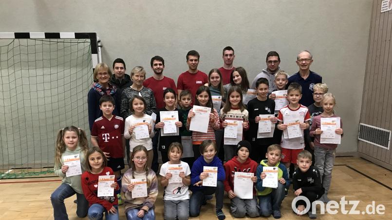 30 Kinder und Erwachsene bekommen beim 1. FC Schmidgaden das Sportabzeichen überreicht. Bild: Schimmer/exb