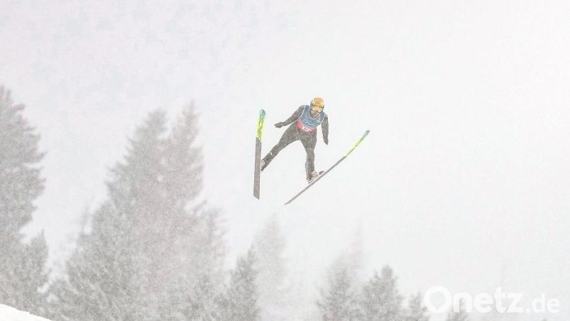 Johannes Rydzek und seine Kollegen sprangen bei starkem Schneefall. Bild: Matthias Schrader/AP/dpa