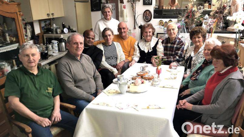 Im Familien- und Freundeskreis feierte Christine Galbakioti (Fünfte von rechts) ihren 85. Geburtstag. Zu den Gratulanten gehörten Bürgermeister Werner Prucker (Zweiter von links) und Pfarrer Lawrence Michael (Dritter von links). Bild: wro