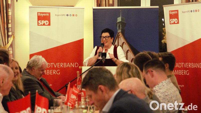 OB-Kandidatin Birgit Fruth hält eine Rede am politischen "Ascherdonnerstag" der SPD Amberg. Bild: Marlin Nixdorf