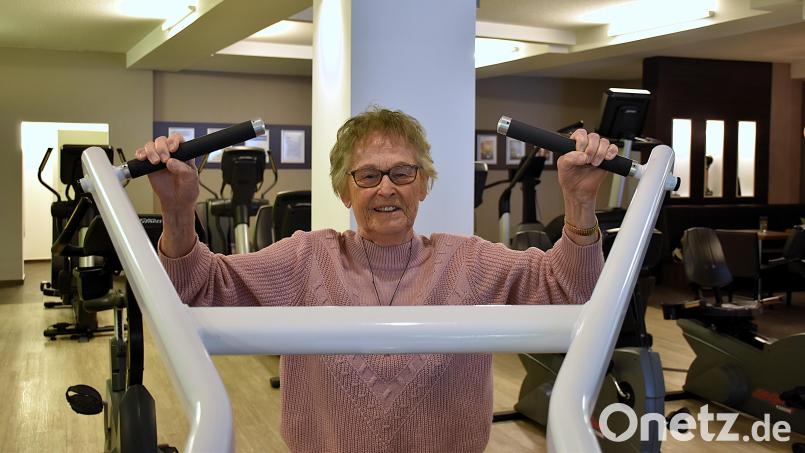 Maria Ernst ist 82 Jahre alt und betriebt seit vielen Jahren im Fitnessstudio von Tom Koller in Waldsassen Krafttraining. Ihre Entscheidung dazu hat sie nach schlimmen Schicksalsschlägen aus einer persönlichen Krise herausgeholt und sie fühlt sich seither wesentlich gesünder. Bild: ubb