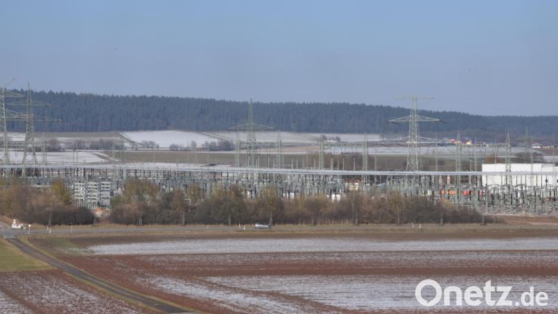 Ansicht aus Süden, die Straße von Etzenricht nach Rothenstadt. Dahinter das Bayernwerk-Umspannwerk und hinter dem das Areal für eine beabsichtigte Batteriespeicheranlage plus Gaskraftwerk. Bild: fz