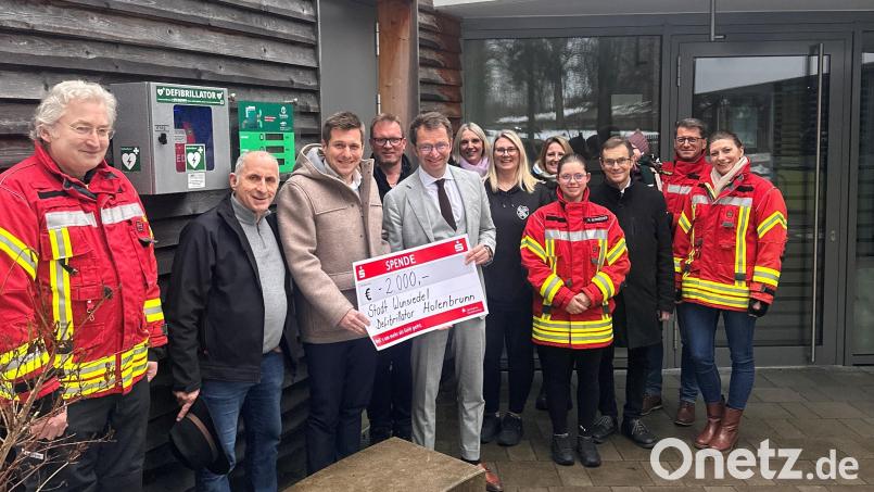 Bürgermeister Nicolas Lahovnik (3. v. l.) freut sich gemeinsam mit Dorfsprecher Hans-Peter Reichel (2. v. l.), stellvertretenden Vorstandsvorsitzenden der Sparkasse Hochfranken (5. v. l.) und den beteiligten Vereinen über den neuen Defibrillator am Käthe-Luther-Kinderhaus in Holenbrunn. Bild: Stadt Wunsiedel