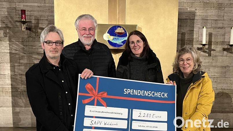 Der Frauenchor "Kuhlvoices" spendet 2630 Euro aus einem Benefizkonzert an die SAPV Waldnaab. Bild: Margarete Pickert