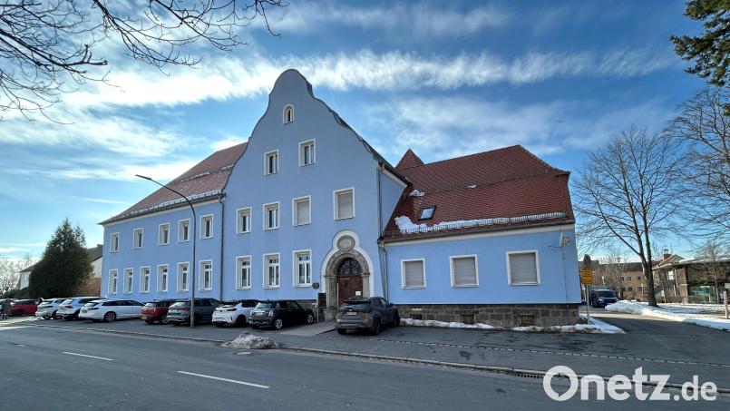 Die Außenstelle der Kfz-Zulassungs- und Führerscheinstelle des Landkreises Neustadt/WN in der Wernberger Straße 12 in Vohenstrauß, wo aktuell auch noch die VHS untergebracht ist, wird für rund 6,3 Millionen Euro generalsaniert. Die Räume im Erd- und Obergeschoss werden zukünftig vom Sonderpädagogischen Förderzentrum genutzt. Rechts im Hintergrund ist ein Teil des Förderzentrums zu sehen. Bild: ck