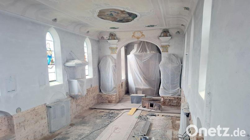 So sieht es derzeit im Innern der Kirche St. Nikolaus im Zuge des Baufortschritts aus. Die beteiligten Firmen samt Projektleiter Dominic Glauber und die Kirchenverwaltung Pittersberg arbeiten gut zusammen. Es geht also im Interesse der Pfarrei St. Nikolaus voran. Bild: Christian Götz