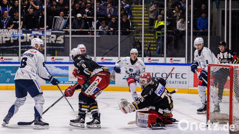 Manuel Edfelder erzielt in dieser Szene den zwischenzeitlichen Ausgleich für die Blue Devils. Am Ende verlieren die Weidener das Oberpfalz-Derby trotz starker Leistung mit 3:4. Bild: Werner Moller