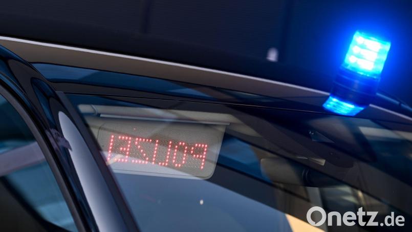 Die Polizei findet in einem Wohnhaus in Oberfranken eine tote 75-Jährige und nimmt daraufhin den Ehemann fest. (Symbolbild) Bild: Hendrik Schmidt/dpa-Zentralbild/ZB