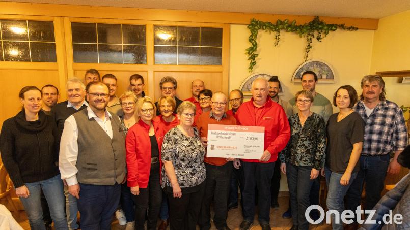 Die Initiatoren Robert und Brigitte Steinkohl, das gesamten Team der Dorfweihnacht sowie die Vorstandschaft der Kinderkrebshilfe. Bild: Roland Wellenhoefer
