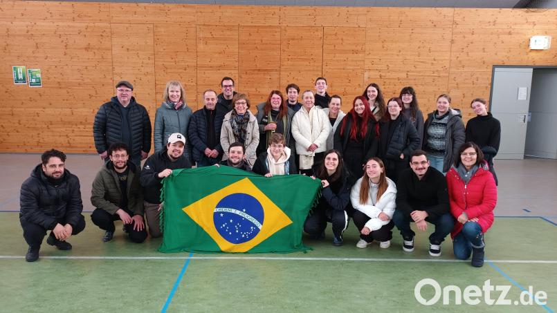 Helferinnen, Helfer und Musikerinnen und Musiker in der Birglandhalle. Bild: Gerda Stollner