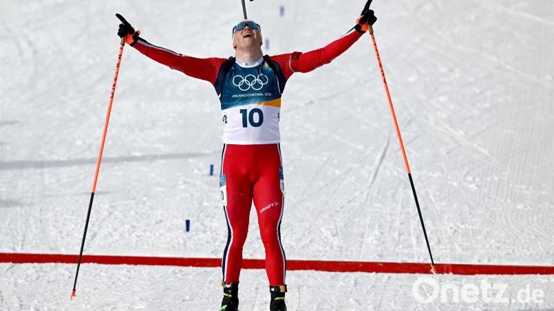 Johannes Dale-Skevdal (Norwegen) kommt jubelnd als Sieger ins Ziel. Es war das 17. Gold für Norwegen bei diesen Spielen - so viel wie nie zuvor. Bild: Hendrik Schmidt/dpa