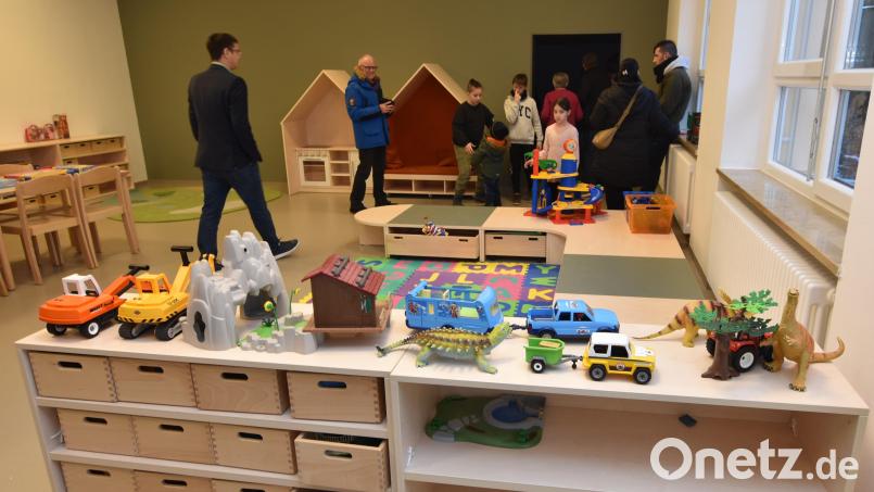 Beim Tag der Offenen Tür, aus Anlass der Einweihung der Offenen Ganztagsschule, waren die Besucher angetan von den Räumen der Grundschule Illschwang. Bild: Norbert Weis