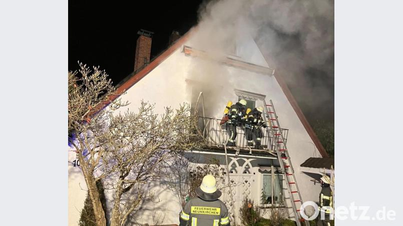 Vier Stunden kämpfen Feuerwehrleute aus Weiden und Neunkirchen gegen den Brand in einem Einfamilienhaus im Westen Weidens. Dabei retten sie einen Hund, der sich noch im Haus befindet. Bild: Richard Schieder/ Feuerwehr Weiden