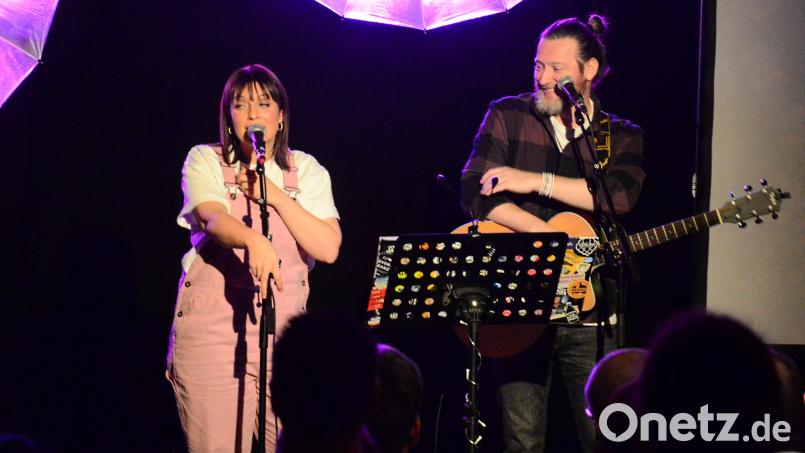 Das Duo „Gwasch“, das sind Franziska Glaser und Jens Schmelzle, lädt bei seinen Mitmach-Konzerten zum Mitsingen ein. Das Ganze lässt sich auch als eine Art Karaoke-Chor umschreiben. Archivbild: Kunz