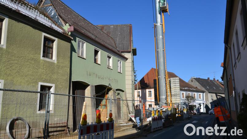 Seit Ende Mai 2025 ist das ehemalige Luitpold-Theater in Tirschenreuth eine Baustelle. Von außen sind die Fortschritte auf den ersten Blick nicht gleich zu erkennen, aber innen hat sich in den vergangenen Monaten viel getan. Bild: Thorsten Schreiber