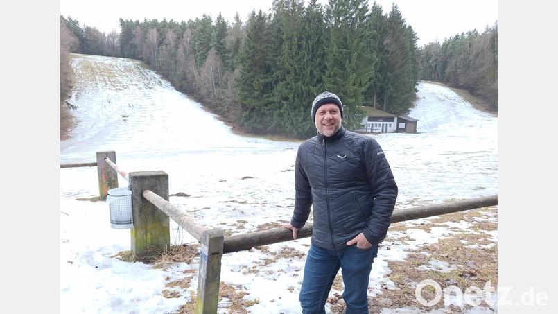 Das Skilift-Areal ist ein Juwel, meint der Vorsitzende des Nabburger Wintersportvereins Marcus Walter. Angesichts überalterter Technik, hoher Kosten und schlechter Aussichten auf schneereiche Winter findet er es sinnvoll, sich Alternativen zu überlegen. Bild: bl