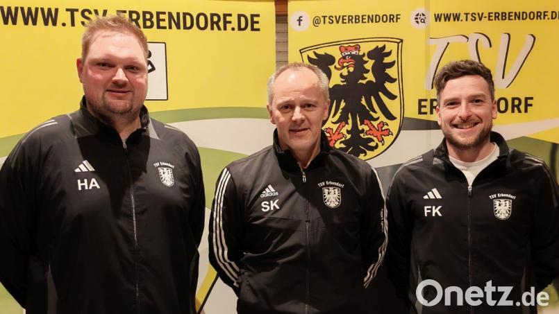 Interimstrainer Andreas Häupl (von links), Abteilungsleiter Stefan Klamt und Fabian Kastner als Trainer der "Zweiten" leiten die Geschicke beim TSV Erbendorf. Bild: Norbert Martetschläger/exb