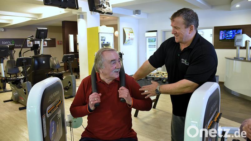 Tom Koller (rechts) hat die Entwicklung der Fitnessstudios vom reinen "Muskelprotz-Tempel" hin zum gesundheitlichen Aspekt auch für Senioren und Seniorinnen von Anfang an persönlich miterlebt in seinem eigenen Studio und als ehemaliger Bodybuilder. Hier erklärt er einem Studiogast, wie effektives Training möglich ist. Bild: ubb
