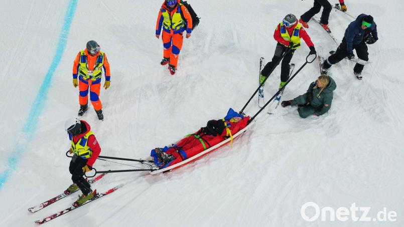 Wurde in einem Schlitten abtransportiert: Cassie Sharpe. Bild: Julia Demaree Nikhinson/AP/dpa