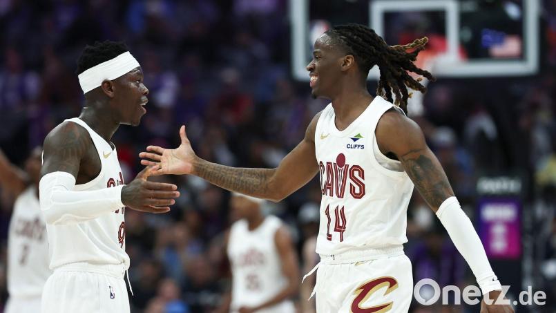Beim deutlichen Erfolg gegen die Brooklyn Nets steuerte Dennis Schröder (l) für die Cleveland Cavaliers zwölf Punkte bei. (Archivbild) Bild: Sara Nevis/AP/dpa