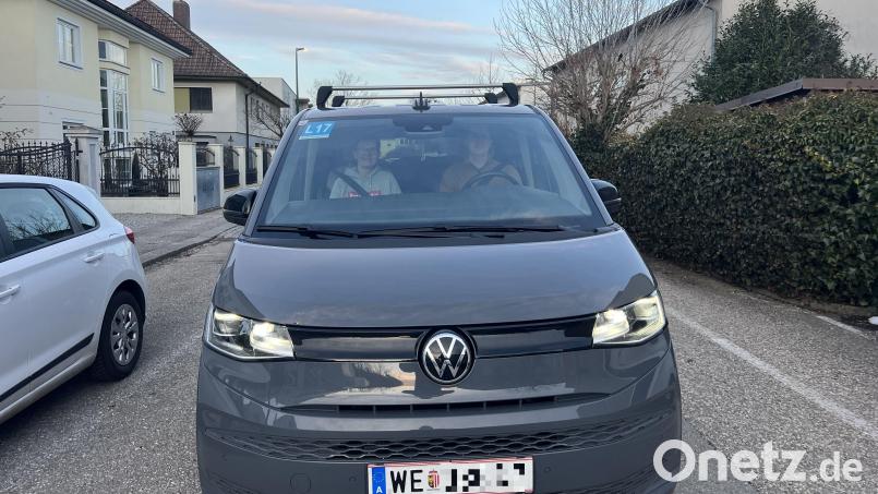 Das blaue Schild mit dem Buchstaben L an der Windschutzscheibe deutet in Österreich auf einen Fahrschüler hin, der mit einer Begleitpersonen unterwegs ist und noch keinen Führerschein haben muss. Bild: Harald Schröpf