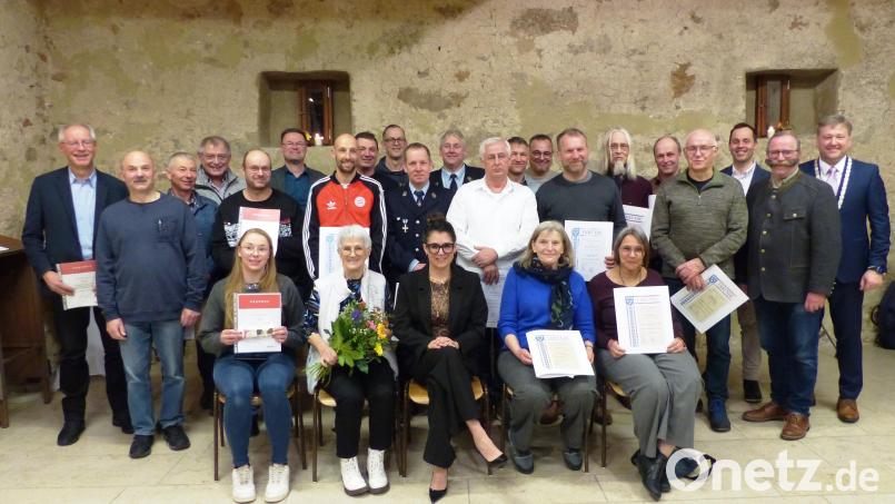 Ehrenabend im Kastler Steinstadel- die 21Geehrten erhielten von Bürgermeister Stefan Braun (ganz rechts) bronzene, silberne und goldene Ehrenurkunden für besondere ehrenamtliche Leistungen. Auch 14 mehrmalige Blutspender aus Kastl und Hohenburg wurden von BRK-Kreisgeschäftsführer Sebastian Schaller (3. von rechts) mit Präsenten und Ehrennadeln geehrt. Bild: jp