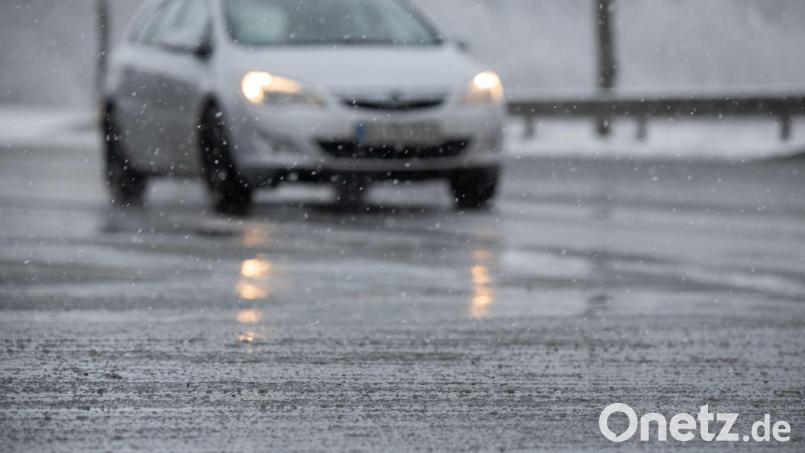 Autofahrer aufgepasst: In der Nacht zum Samstag wird es im Nordosten nochmal glatt. (Archivbild) Bild: Sebastian Gollnow/dpa