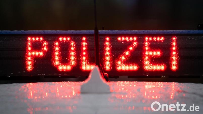 Die Polizeiinspektion Amberg ermittelt wegen Unfallflucht. Symbolbild: Soeren Stache/dpa