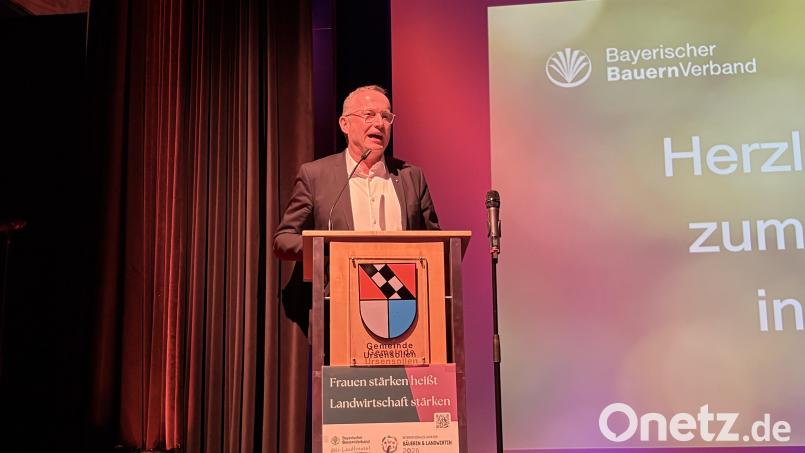 Der evangelische Landesbischof Christian Kopp redete beim Landfrauentag in Ursensollen zum Thema "Ist unsere Demokratie noch zeitgemäß?". Bild: Lukas Büchold