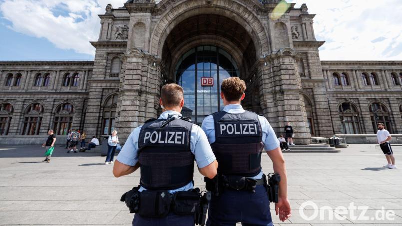 Die Bundespolizei stellte bei einer Durchsuchung des 20-Jährigen den verbotenen Schlagring fest. Symbolbild: Daniel Karmann/dpa