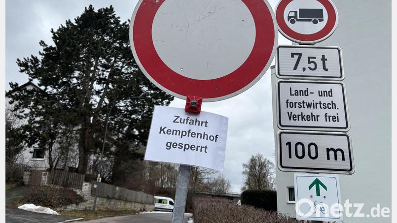 Die Zufahrt von der Blumenau in Sulzbach-Rosenberg ist aktuell noch gesperrt. Der Weg soll aber bald wieder für den Verkehr freigegeben werden. Bild: san